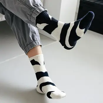 Универсальные спортивные носки Стильные спортивные носки унисекс Mid-tube Асимметричный полосатый дизайн Дышащая резинка для мужчин
